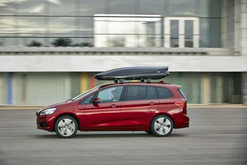 Vista lateral del BMW Serie 2 Gran Tourer con baca en el techo