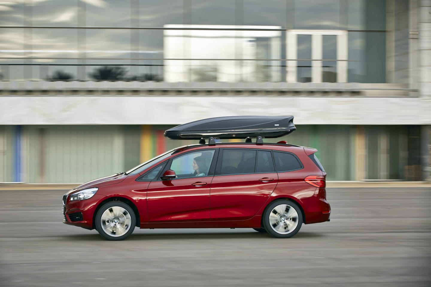 Vista lateral del BMW Serie 2 Gran Tourer con baca en el techo