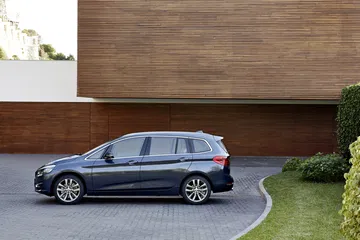 Vista lateral del BMW Serie 2 Gran Tourer resaltando su diseño familiar y deportivo.