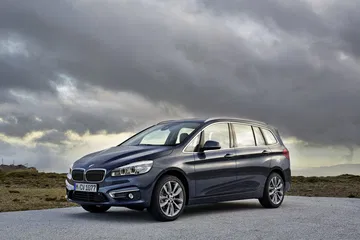 Vista lateral del BMW Serie 2 Gran Tourer mostrando su silueta.