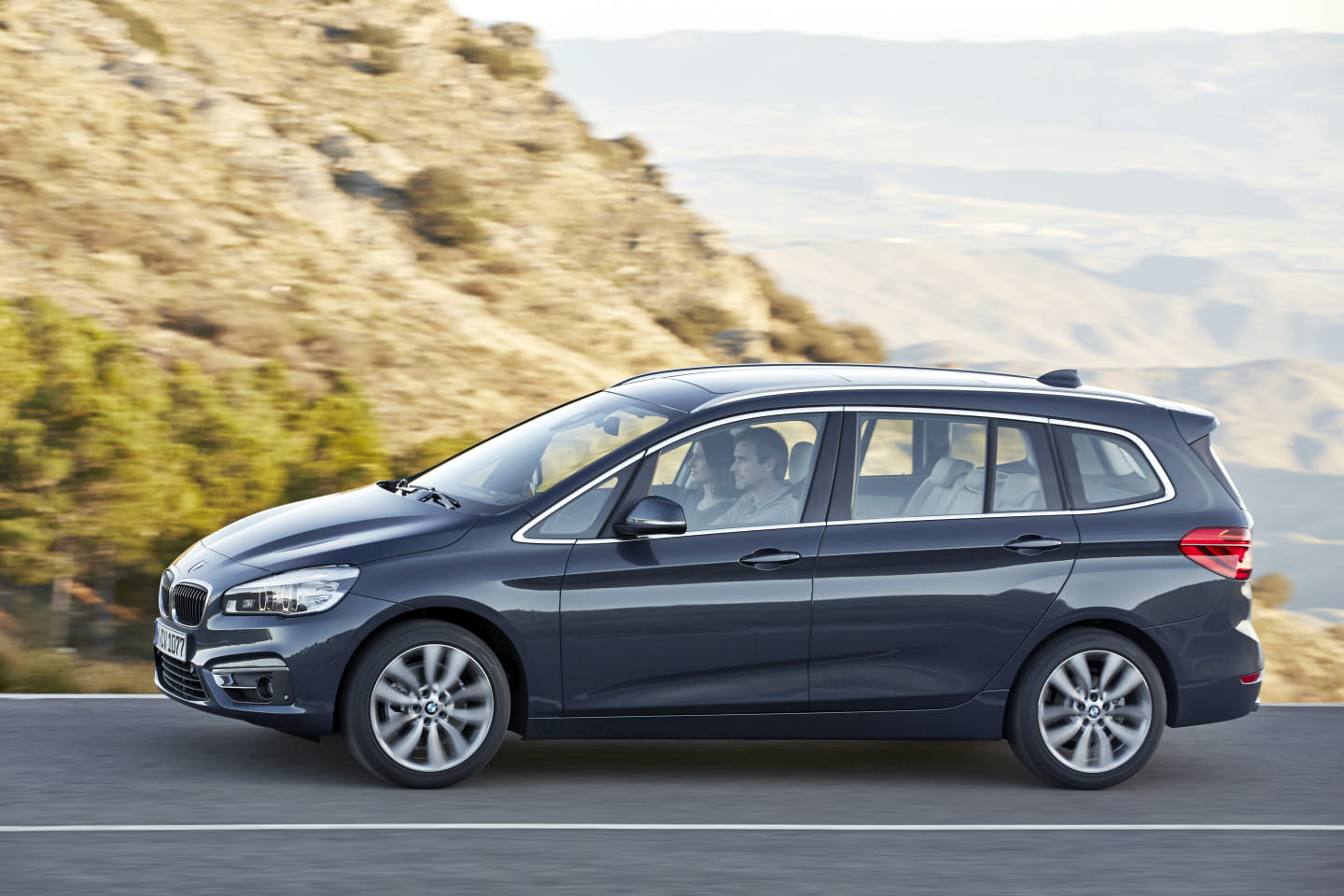 Vista lateral del BMW Serie 2 Gran Tourer mostrando su línea dinámica.