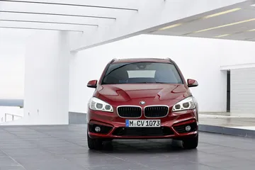 Vista frontal del BMW Serie 2 Gran Tourer, destacando su parrilla característica.