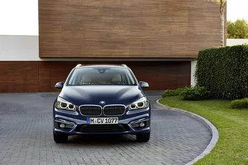 Vista frontal del BMW Serie 2 Gran Tourer destacando su parrilla doble característica.