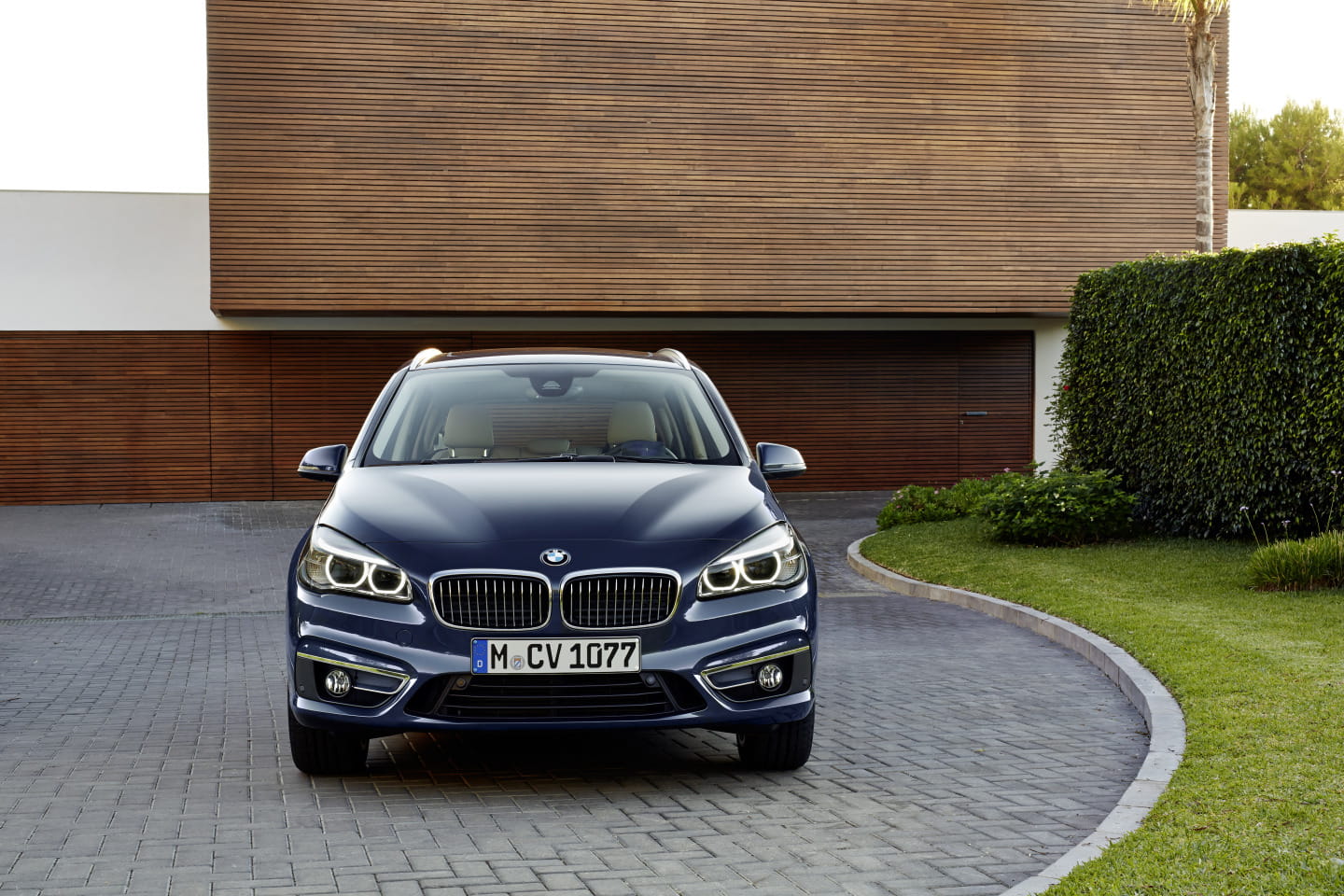 Vista frontal del BMW Serie 2 Gran Tourer destacando su parrilla doble característica.