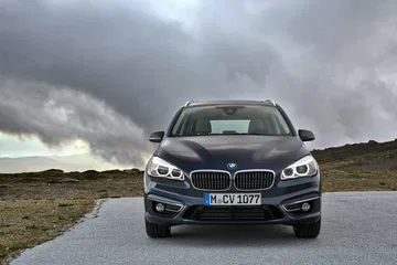 Vista frontal del BMW Serie 2 Gran Tourer destacando su parrilla distintiva.