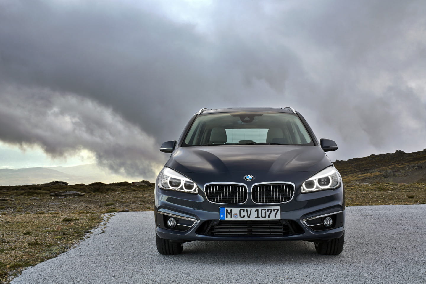 Vista frontal del BMW Serie 2 Gran Tourer destacando su parrilla distintiva.