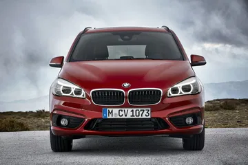 Vista frontal del BMW Serie 2 Gran Tourer destacando su parrilla distintiva.