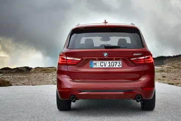 Vista trasera del BMW Serie 2 Gran Tourer, destacando su diseño deportivo y elegante.