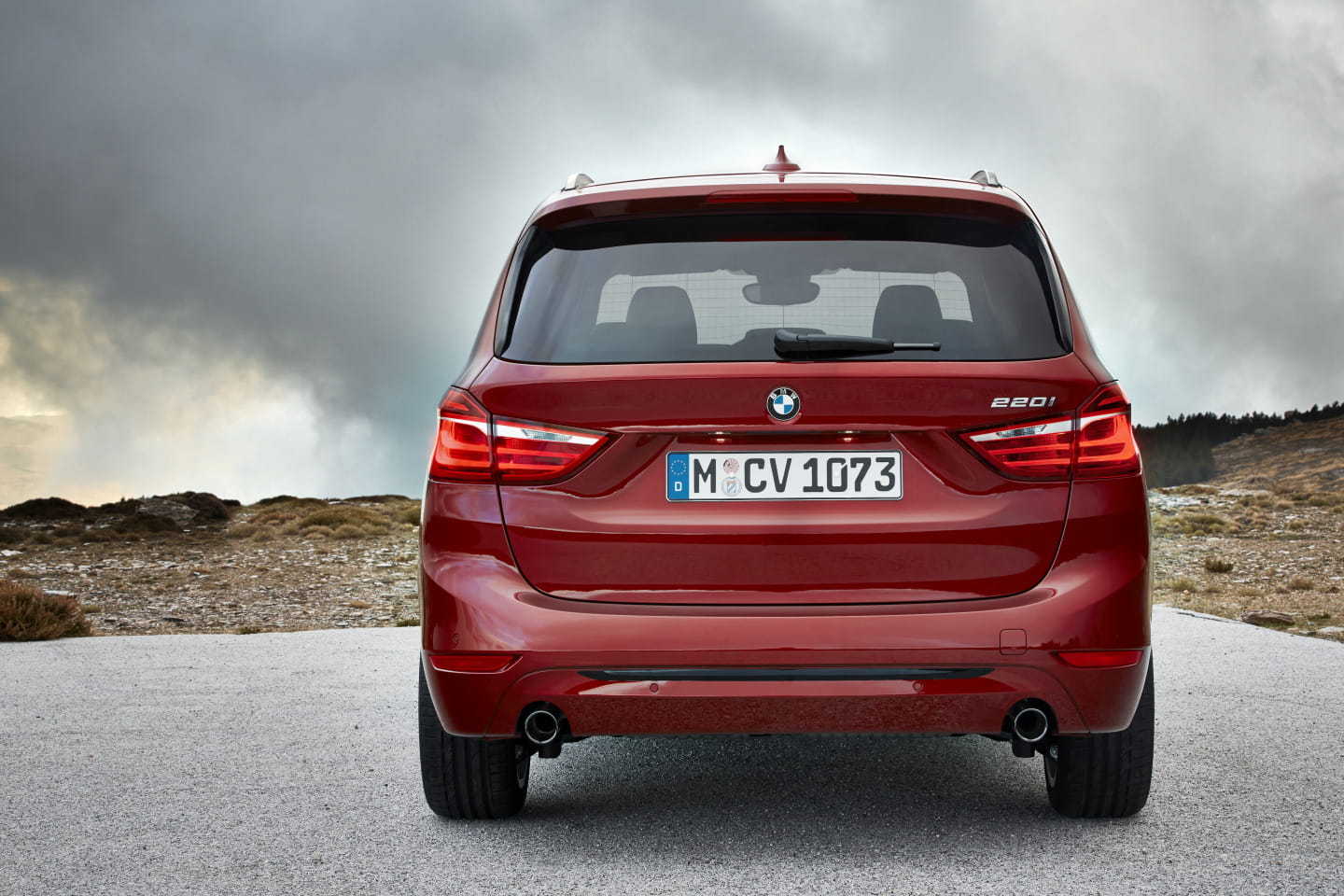 Vista trasera del BMW Serie 2 Gran Tourer, destacando su diseño deportivo y elegante.