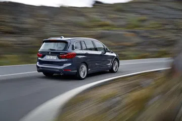 BMW Serie 2 Gran Tourer en dinámica por carretera, vista trasera-lateral.