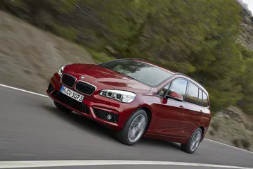 BMW Serie 2 Gran Tourer mostrando su dinamismo en curvas