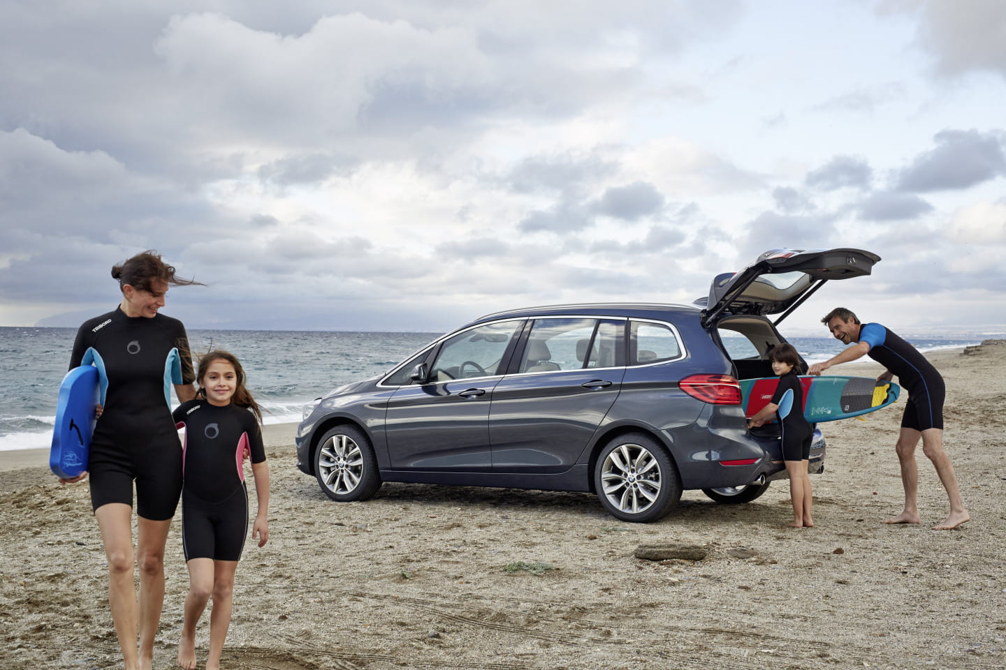 BMW Serie 2 Gran Tourer mostrando su versatilidad familiar en la playa.