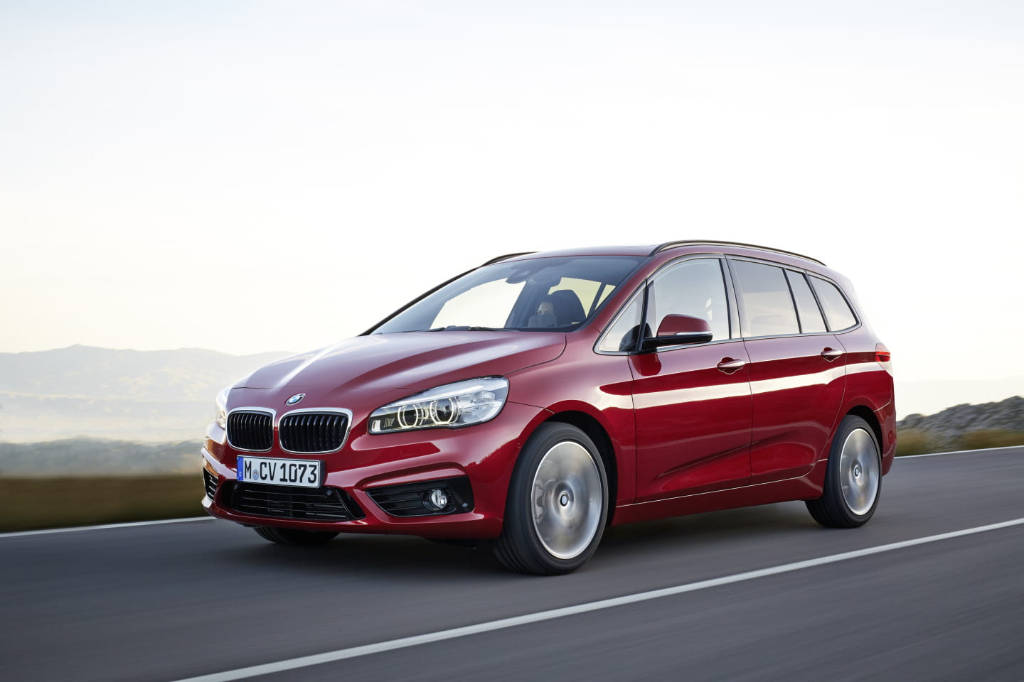 Perfil lateral del BMW Serie 2 Gran Tourer en acabado rojo.