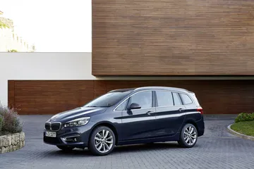 Vista lateral del BMW Serie 2 Gran Tourer, destacando su diseño elegante y funcional.