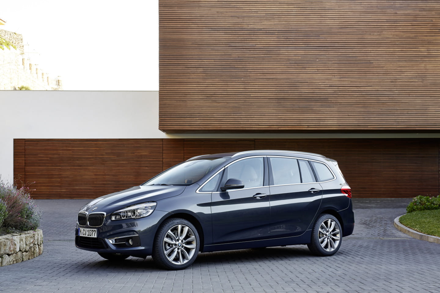 Vista lateral del BMW Serie 2 Gran Tourer, destacando su diseño elegante y funcional.