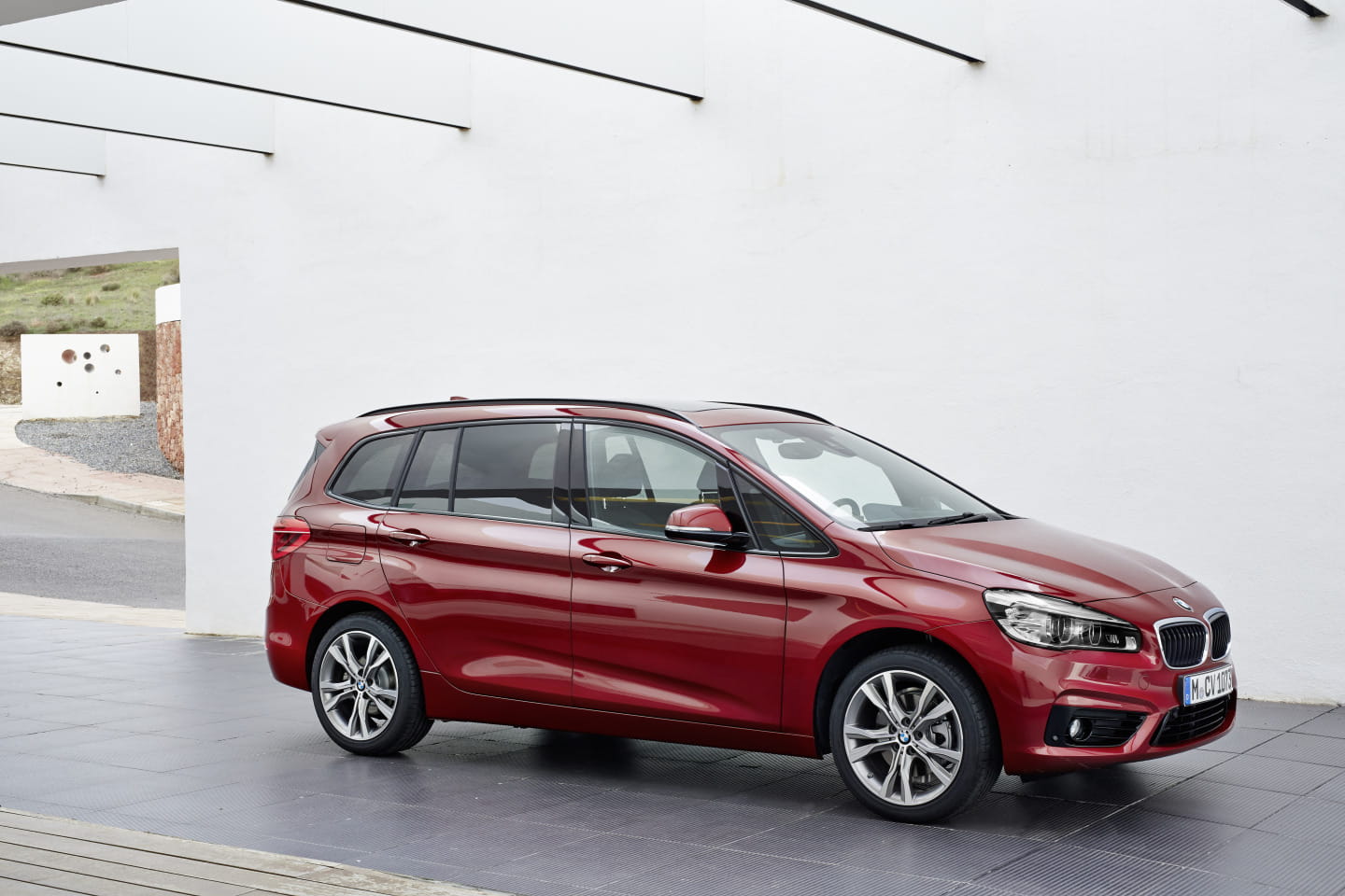 Vista lateral del BMW Serie 2 Gran Tourer destacando su diseño y llantas