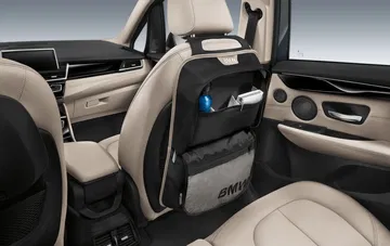 Vista de asientos traseros y detalles de puerta abierta del BMW Serie 2 Gran Tourer.