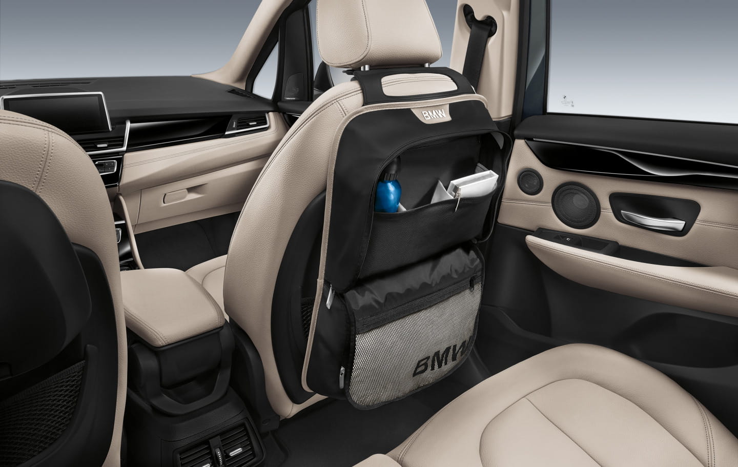 Vista de asientos traseros y detalles de puerta abierta del BMW Serie 2 Gran Tourer.