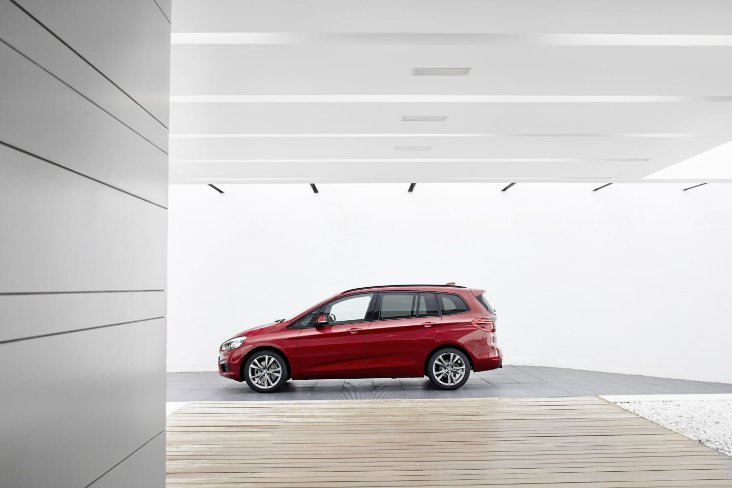 Vista lateral del BMW Serie 2 Gran Tourer mostrando su línea dinámica y diseño familiar.