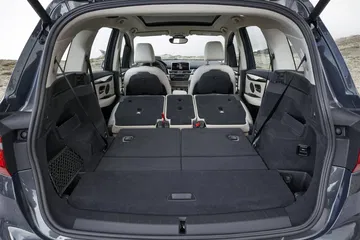 Espacioso maletero del BMW Serie 2 Gran Tourer con asientos abatidos.