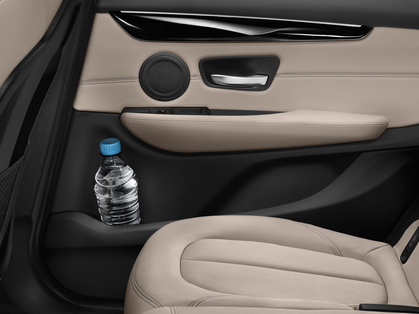 Vista del acabado y detalles de la puerta del BMW Serie 2 Gran Tourer.
