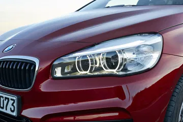 Primer plano del faro delantero con tecnología LED distintiva de BMW
