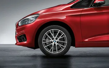 Primer plano de la llanta de aleación del BMW Serie 2 Gran Tourer.