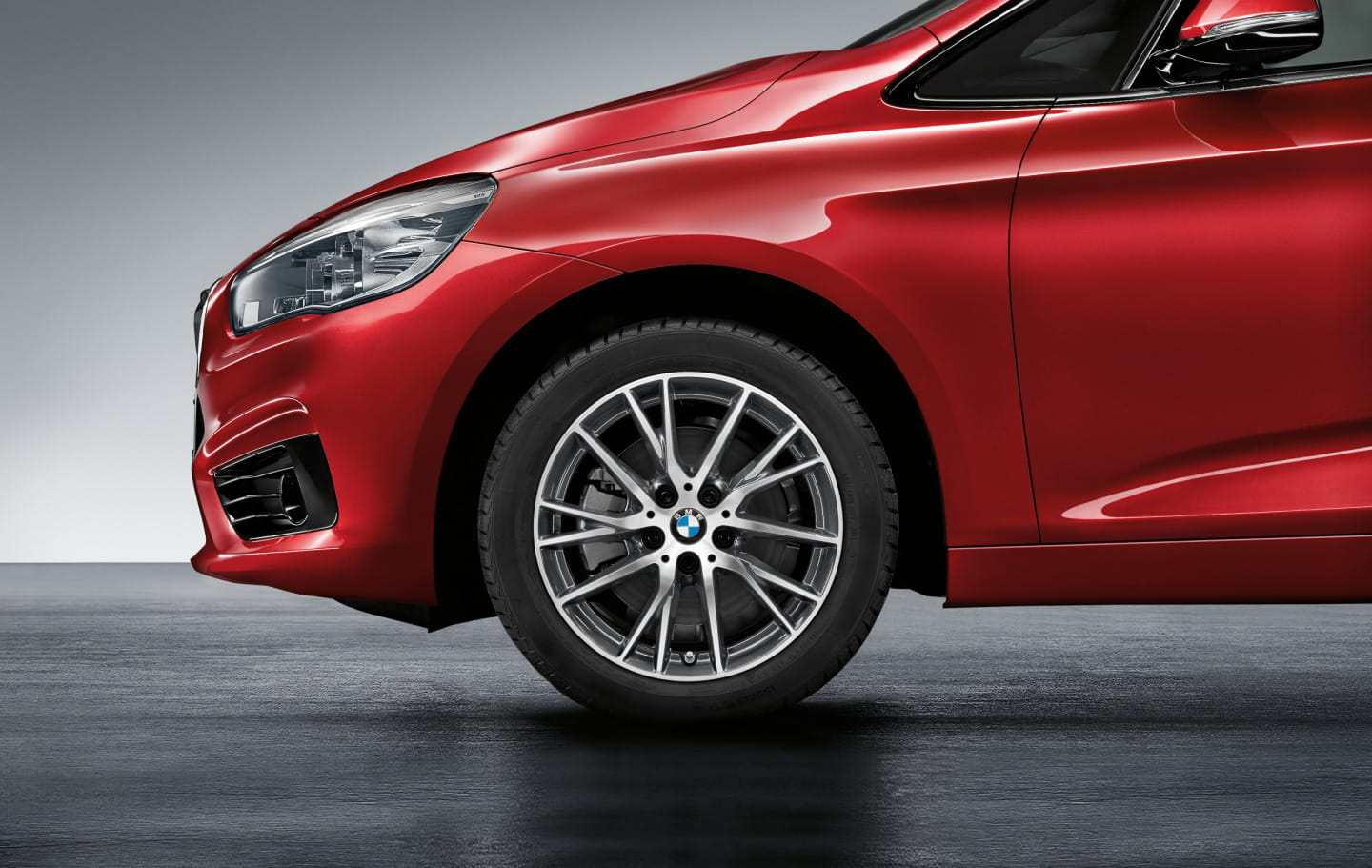 Primer plano de la llanta de aleación del BMW Serie 2 Gran Tourer.