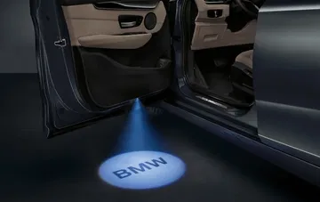 Vista del proyector de logo BMW en el suelo al abrir la puerta.