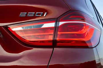 Primer plano de la luz trasera del BMW Serie 2 Gran Tourer destacando su diseño.