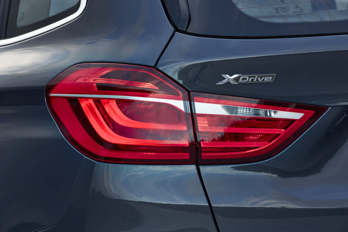 Vista detallada del faro trasero del BMW Serie 2 Gran Tourer, diseño moderno y elegante.