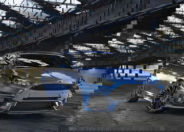 Vista dinámica del Ford Focus RS en color azul, destacando su diseño agresivo.