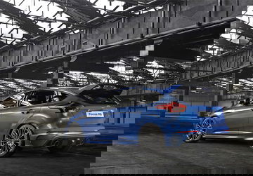 Vista lateral y trasera del Ford Focus RS en tonalidad azul.