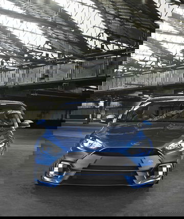 Vista frontal del Ford Focus RS revelando su agresiva parrilla y faros.