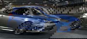Vista lateral del Ford Focus RS con llantas de diseño exclusivo.