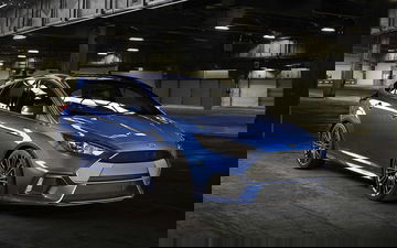 Vista dinámica del Ford Focus RS resaltando su diseño agresivo.