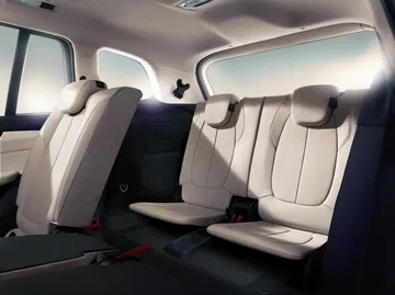 Vista moderna y espaciosa del habitáculo en BMW Serie 2 Gran Tourer, mostrando asientos traseros.