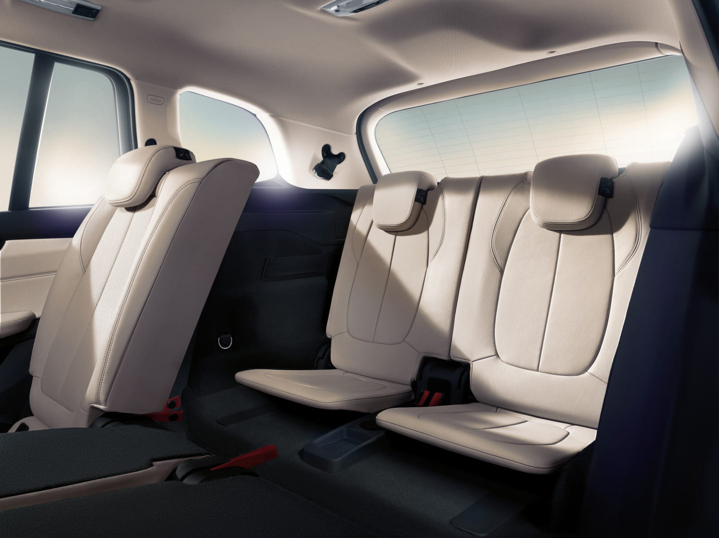 Vista moderna y espaciosa del habitáculo en BMW Serie 2 Gran Tourer, mostrando asientos traseros.