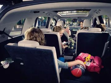 Vista de los asientos traseros del BMW Serie 2 Gran Tourer, enfatizando su capacidad y espacio.
