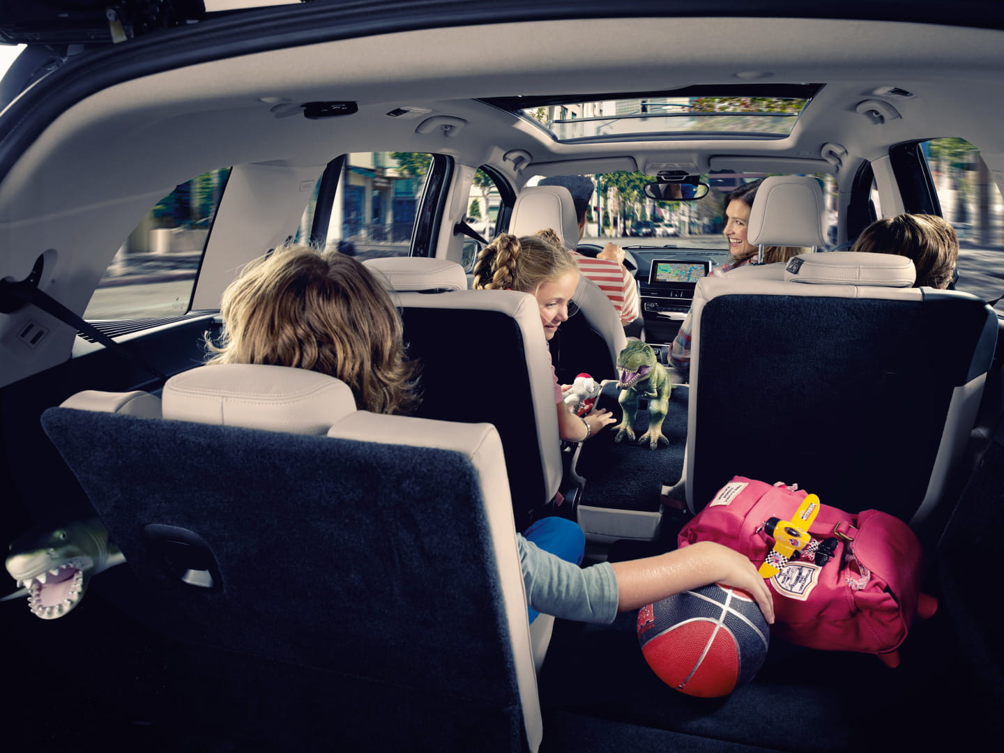 Vista de los asientos traseros del BMW Serie 2 Gran Tourer, enfatizando su capacidad y espacio.