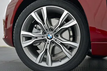 Primer plano de la llanta de aleación del BMW Serie 2 Gran Tourer.