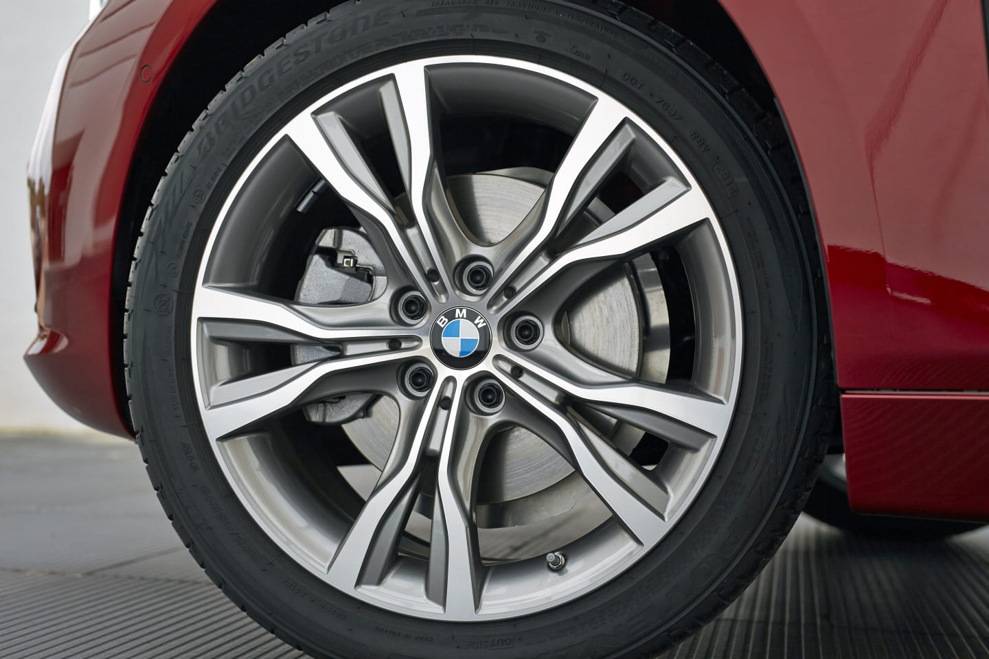 Primer plano de la llanta de aleación del BMW Serie 2 Gran Tourer.