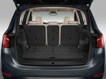 Vista trasera del maletero amplio del BMW Serie 2 Gran Tourer, asientos abatidos.