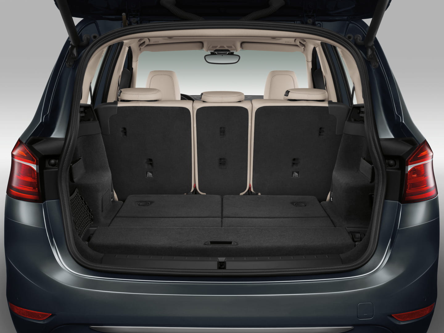 Vista trasera del maletero amplio del BMW Serie 2 Gran Tourer, asientos abatidos.