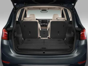Vista trasera del BMW Serie 2 Gran Tourer con maletero abierto y asientos abatidos.