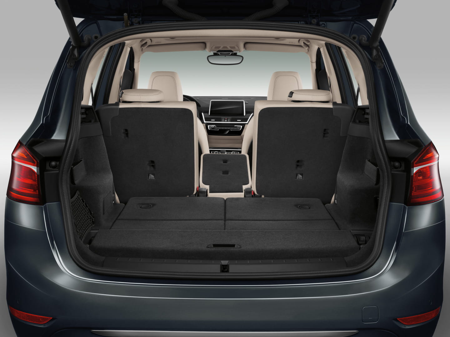 Vista trasera del BMW Serie 2 Gran Tourer con maletero abierto y asientos abatidos.