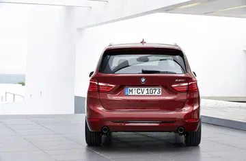 Vista trasera del BMW Serie 2 Gran Tourer resaltando pilotos y diseño de parachoques.