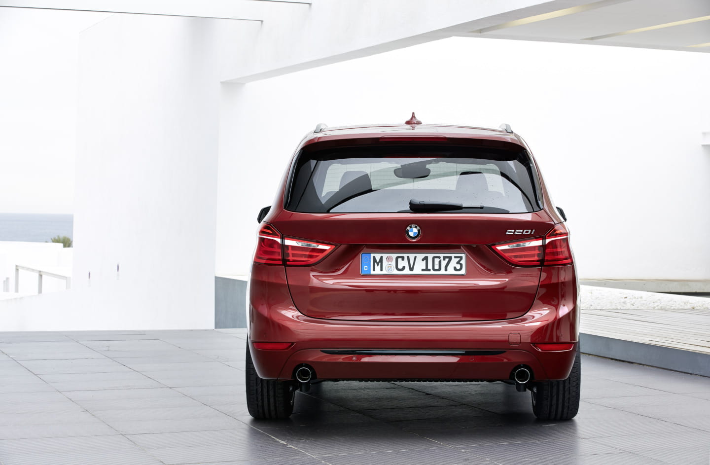 Vista trasera del BMW Serie 2 Gran Tourer resaltando pilotos y diseño de parachoques.