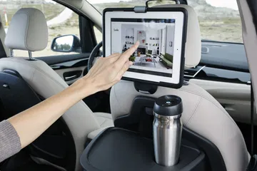 Vista del sistema de infotainment con la mano de un usuario interactuando.