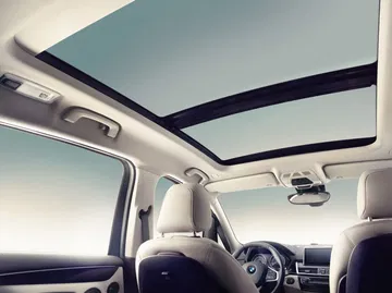 Vista del amplio techo panorámico del BMW Serie 2 Gran Tourer.
